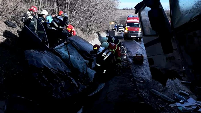 În urma impactului, mașina a fost complet distrusă Foto: ISU Argeș