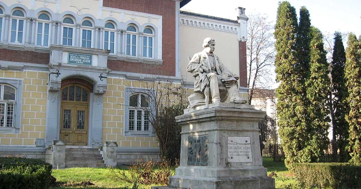 Statuia lui Gheorghe Asachi Foto: Wikipedia