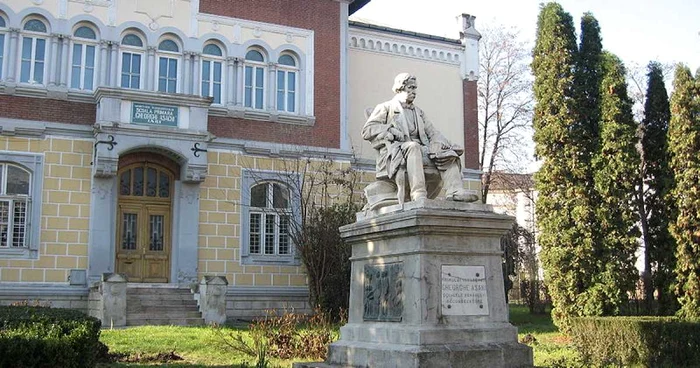 Statuia lui Gheorghe Asachi Foto: Wikipedia