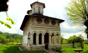 Biserica  Sf  Nicolae  și  Sf  Voievozi jpg