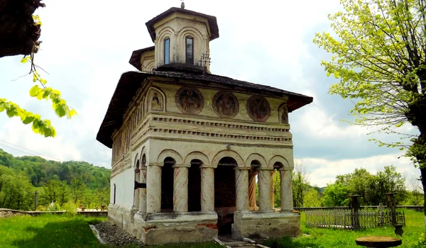 Biserica Sf Nicolae și Sf Voievozi jpg