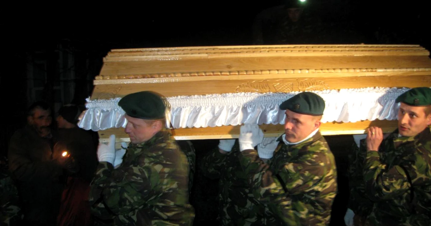 Sicriul a fost purtat pe umeri de către foşti colegi de-ai sergentului