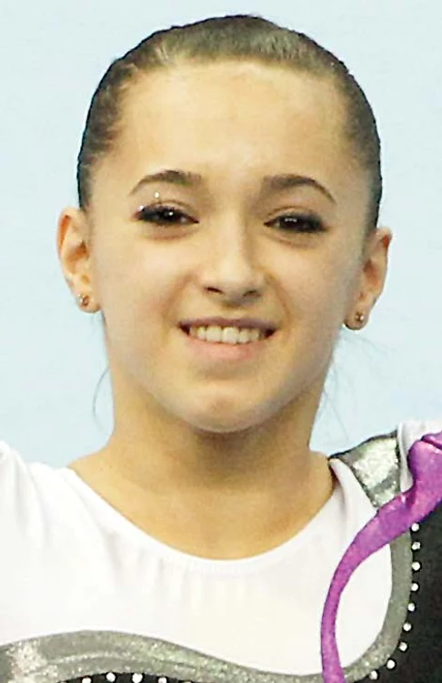 Larisa Iordache concurează cu călcâiul stâng bandajat pentru a masca taloneta de silicon pe care o poartă din 2012