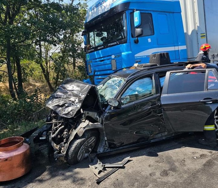 Trei hoți de cazane de țuică, urmăriți de poliție, răniți grav după ce mașina lor a intrat într-un tir