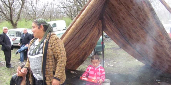 Mâncarea a fost pregătită în fața cortului