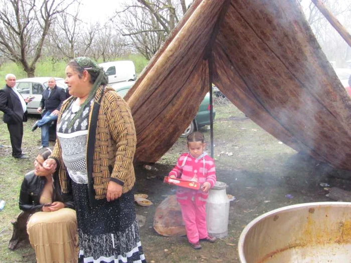 Mâncarea a fost pregătită în fața cortului