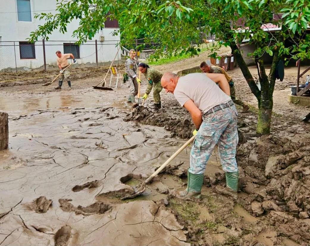Dezastru în Bușteni după viiturile devastatoare. Zeci de pompieri și utilaje, trimise în Prahova. „Așa ceva nu am văzut în 55 de ani”