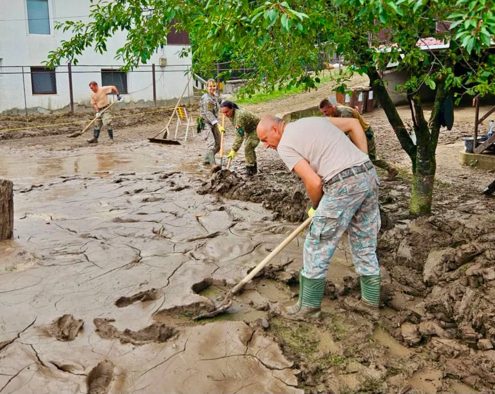 Dezastru în Bușteni după viiturile devastatoare. Zeci de pompieri și utilaje, trimise în Prahova. „Așa ceva nu am văzut în 55 de ani”