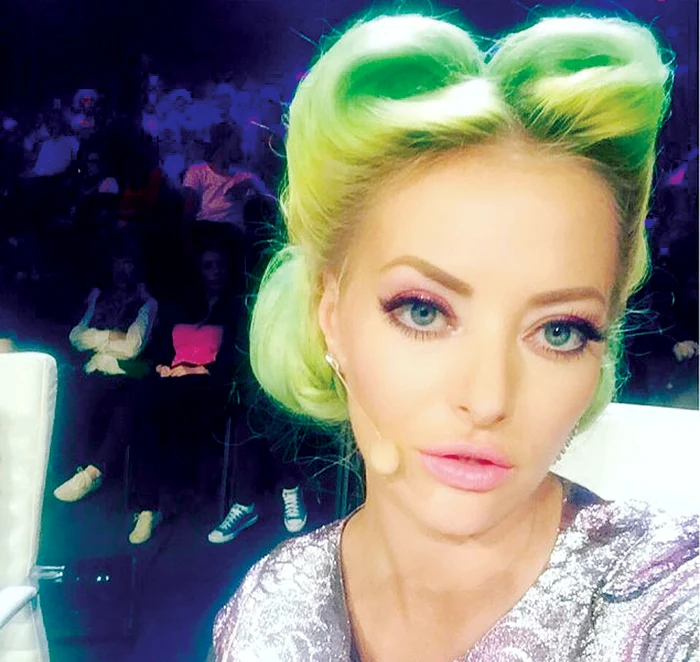 
    Cântăreaţa Delia preferă  perucile colorate,  ca să nu-şi strice părul   