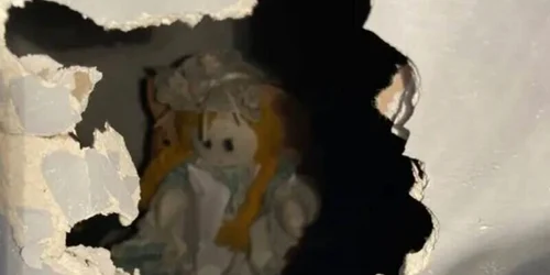 papusa gasita in perete foto Liverpool Echo Lad Bible