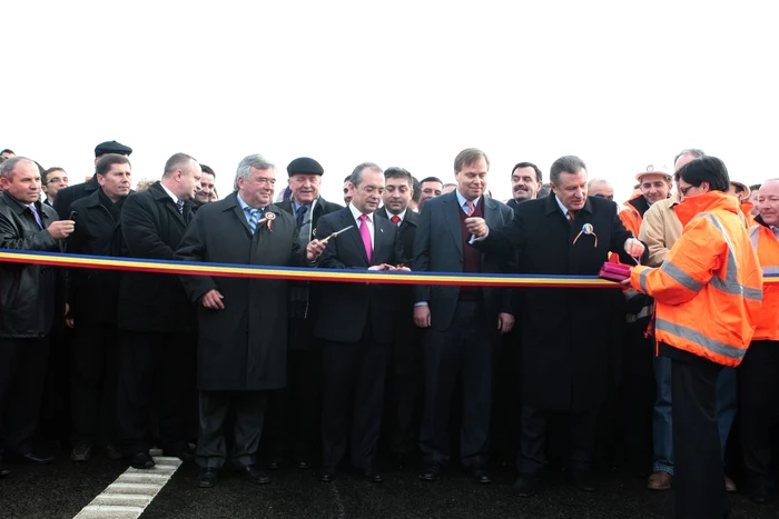 Emil Boc a tăiat panglica autostrăzii în 1 Decembrie 2009