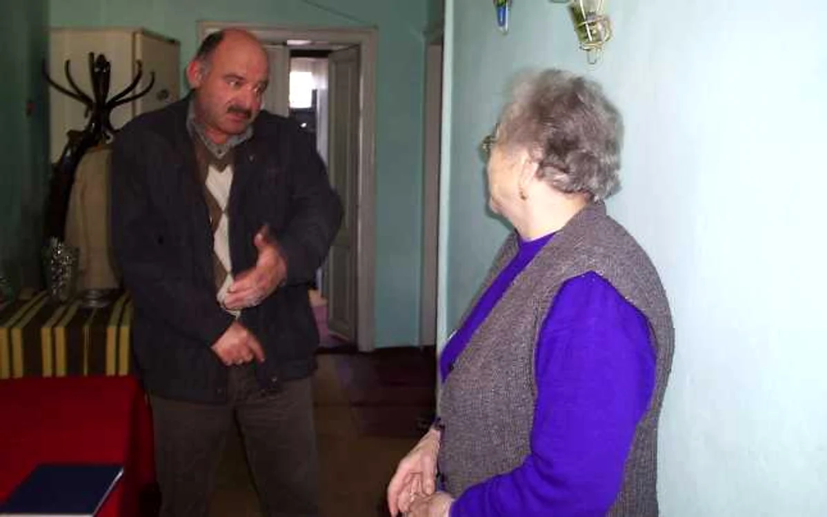Gheorghe Raicu, de la Fondul Locativ, îi explică Stanei Turcoianu că locuinţa nu mai poate fi reparată fiindcă nu sunt bani