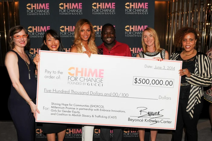 Beyonce a donat 500,000 de dolari pentru fetiţele şi femeile dezantajate din ţările sărace FOTO chimeforchange.com