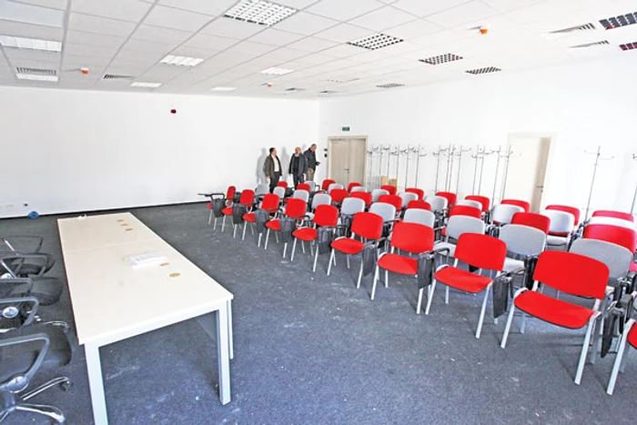 La parter există o sală de conferinţe