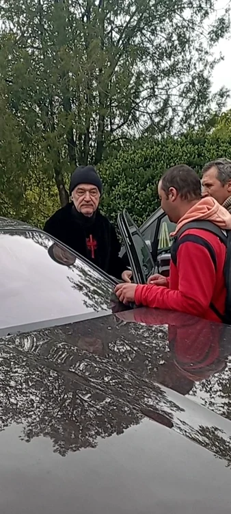 Omul de afaceri a fost  asaltat de cerşetori  la maşină
