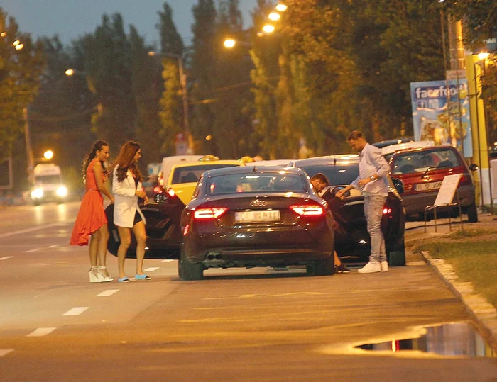 Adrian Ropotan şi Cristi Pulhac. Cei doi jucători de fotbal au avut parte de nopţi de pomină la mare. Ei au fost surprinşi în staţiunea Mamaia, după o noapte de beţie, fiecare plecând acasă cu câte o domnişoară sexy.