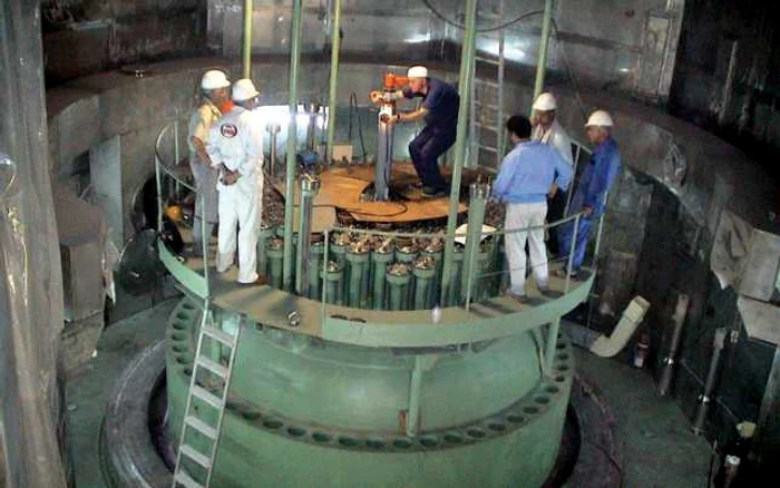 Muncitori iranieni în cadrul centralei nucleare din Bushehr. FOTO: Reuters