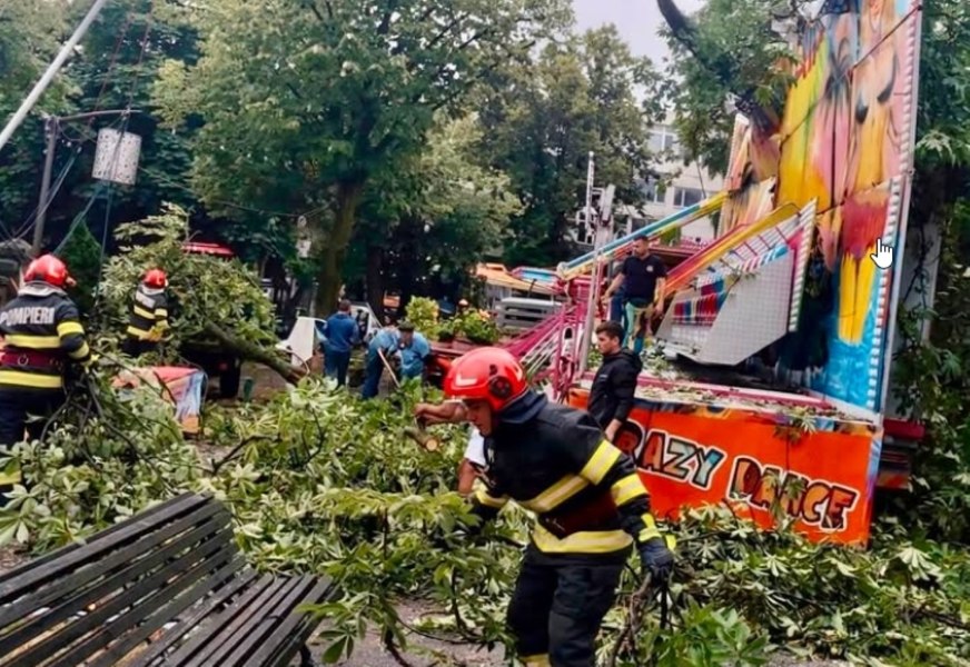 Furtunile au făcut ravagii în România: oameni salvați de pompieri, 88 de mașini avariate și zeci de gospodării inundate. 30 de autoturisme, surprinse de viitură pe DN 1