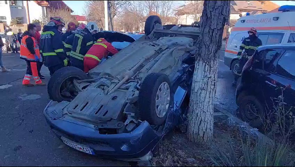 Accident în Buzău. Un Logan a ajuns cu roțile în sus după impactul cu o mașină electrică VIDEO