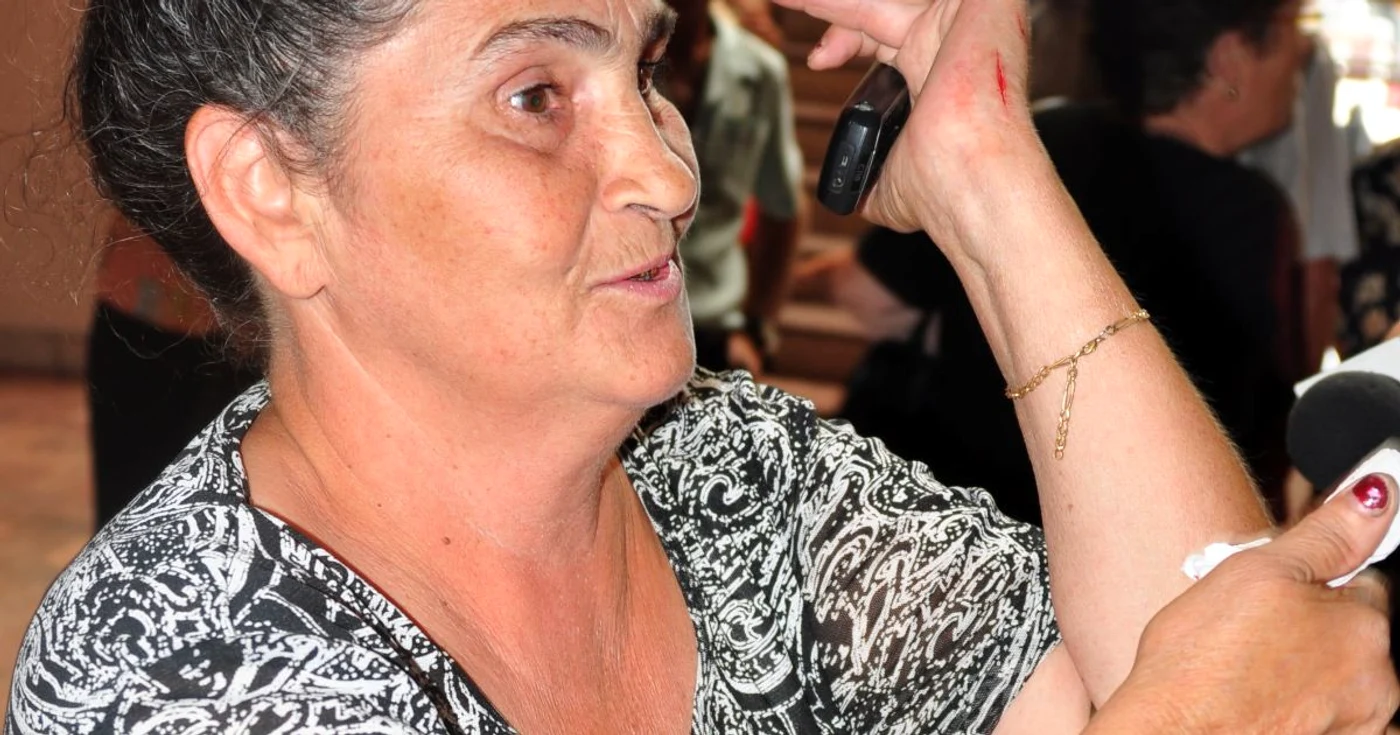 o pensionară rănită în geamul spart de la intrare în Casa Tineretului 