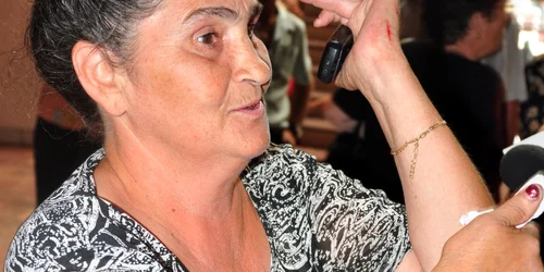 o pensionară rănită în geamul spart de la intrare în Casa Tineretului
