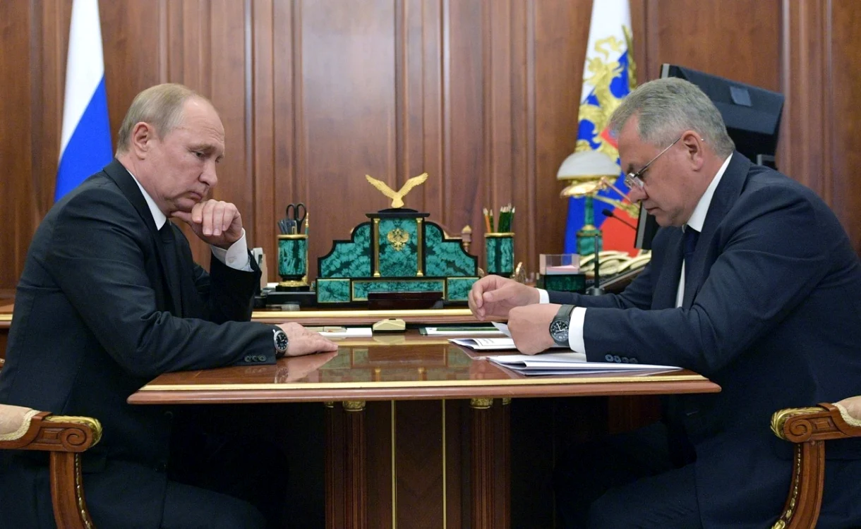 Serghei Şoigu (dreapta) în cadrul unei întâlniri cu Vladimir Putin FOTO Arhivă