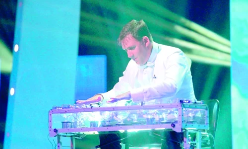 Octavian Stoica, numit  “zburătorul”, a impresionat  cu dansul pe care l a făcut la bară jpeg