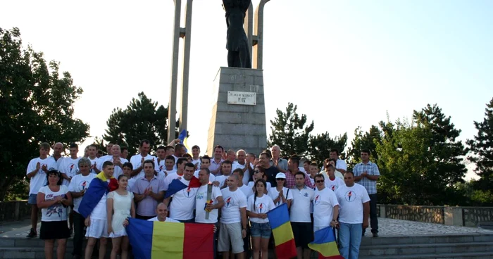 Tinerii din Galaţi şi Vrancea s-au fotografiat cu Flacăra Democraţiei la Tişiţa
