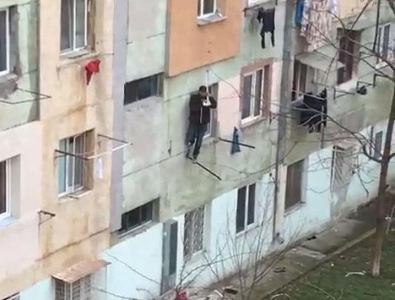 Polițiștii au salvat un sinucigaș care a alunecat de la etaj. Omul nu se mai putea ține agățat, așa că a fost încătușat de balustradă