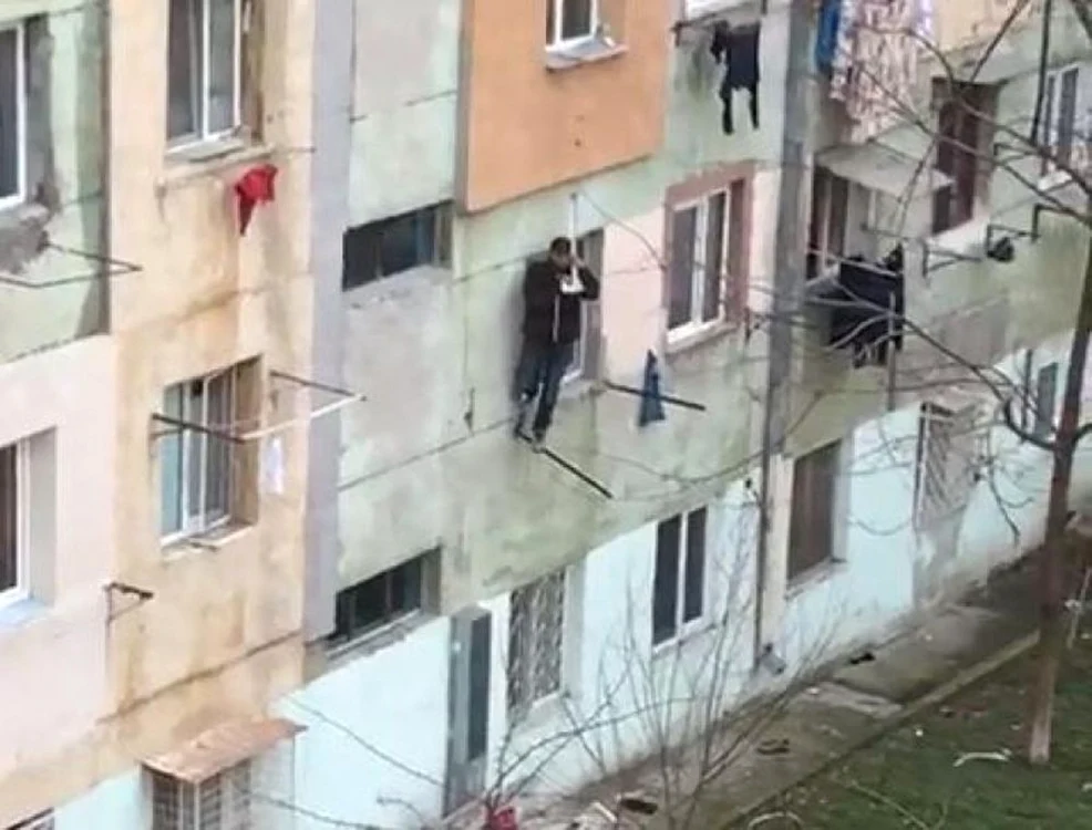Un bărbat agățat de o prelată a fost salvat de polițiști cu cătușele FOTO Adevărul