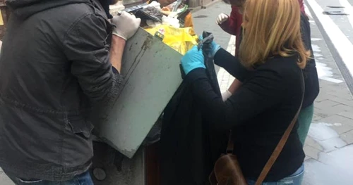 Arădenii s-au apucat de strâns gunoiul stradal FOTO Adela Cristea