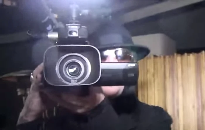 
    Marilyn Manson (46 de ani) s-a «ascuns» după o cameră de filmatfoto: captură video TMZ  