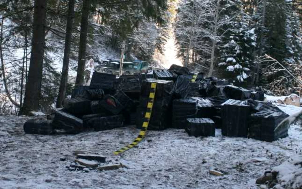 Ţigările erau abandonate la frontiera cu Ucraina     Foto: Poliţia de Frontieră Suceava