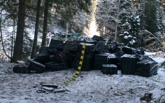 Ţigările erau abandonate la frontiera cu Ucraina Foto: Poliţia de Frontieră Suceava