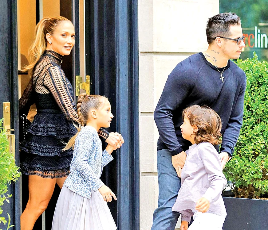 
    O familie fericită: Jennifer  Lopez, gemenii Max şi Emme  şi dansatorul Casper Smart  