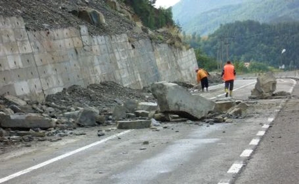 
    Traficul pe DN 10 este mereu deviat din cauza lucrărilor efectuate pe diferite porțiuni  