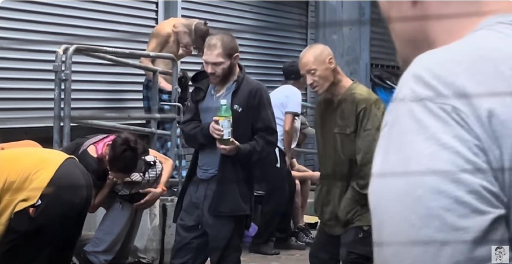 Imagini uluitoare cu oameni „zombie”, în stare de semiconștiență, drogați cu periculosul „tranq dope” VIDEO