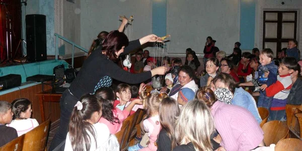 Actorii Teatrului Anton Pan participa la Festivalul de Teatru pentru Copii – Aşchiuţă cu „Punguta cu doi bani”