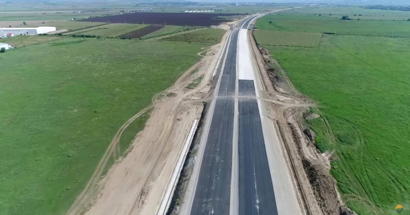 Asfalt pe cel mai lung lot al autostrăzii. Foto: Asociaţia Pro Infrastructură