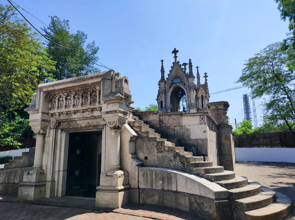 Cavoul doctorului Aristide Serfioti pare o basilică în miniatură FOTO: C. Mazilu 