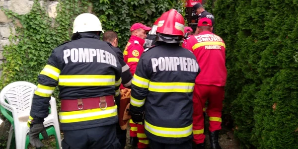O femeie a rămas captivă într-un tub de beton. FOTO ISU Dâmbovița