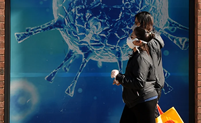 
    O imagine cu care nu eram deloc obişnuiţi în urmă cu şase luni: masca a devenit obligatorie în multe situaţii, în toată lumea   