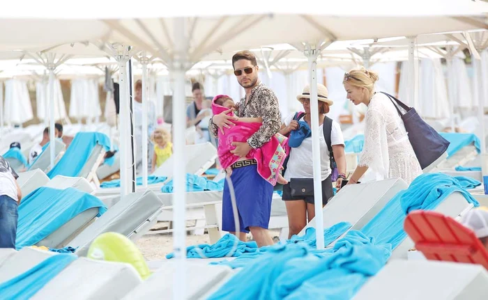 Ioana îl soarbe din priviri pe Ciprian Marica, preocupat să-și învețe fiii, Albert și Ethan, să înoate