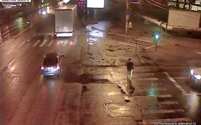 Şoferul a fost înregistrat de camerele video din intersecţie, însă nu recunoaşte fapta.