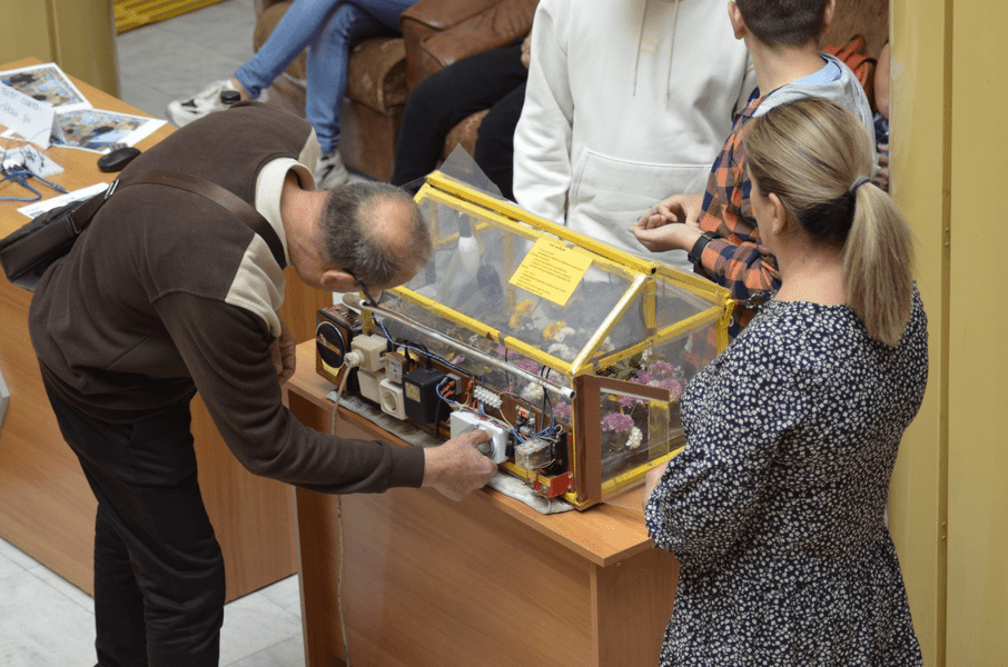 Lumea viitorului. Solarii inteligente cu plante irigate automat care ascultă muzică programat FOTO