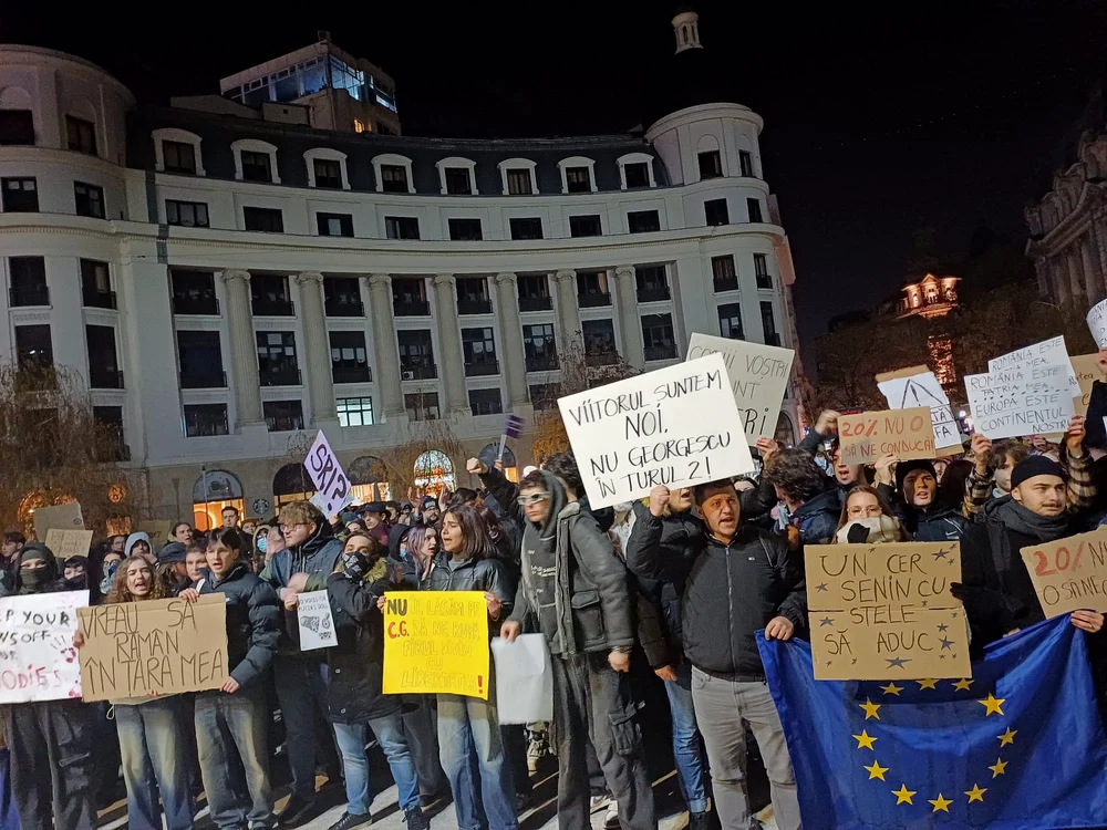 Sute de studenți protestează în Piața Universității Foto: Iustina Rusu