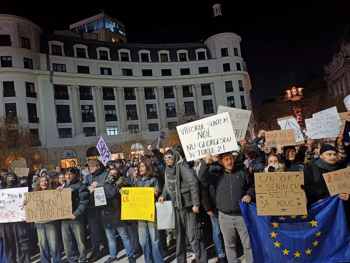 Sute de studenți protestează în Piața Universității Foto: Iustina Rusu