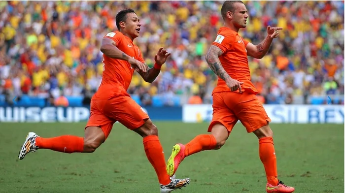Sneijder (dreapta) a contribuit decisiv la calificarea Olandei în sferturi FOTO Getty Images