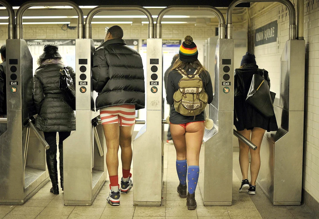 New York. Americanii au fost cei care au inventat ”No Pants Subway Ride”, la care participă oameni de toate vârstele