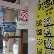 Detalii cu valoarea cursului valutar afișat la o casă de schimb din București. FOTO Inquam Photos / George Călin